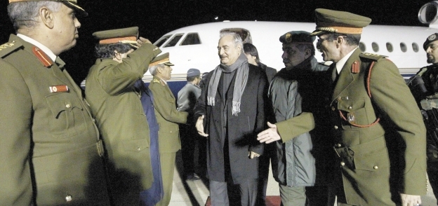 المشير خليفة حفتر عند وصوله مدينة المرج الليبية «أ.ف.ب»