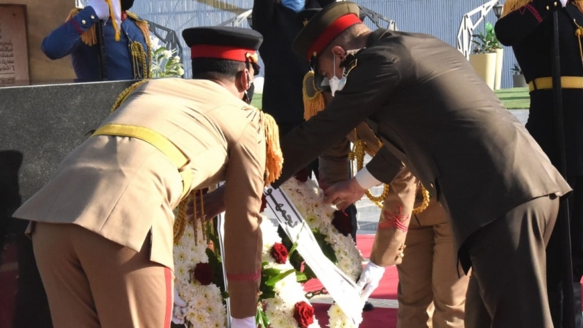 السيسي ينيب وزير الدفاع لوضع إكليل زهور على نصب شهداء القوات المسلحة