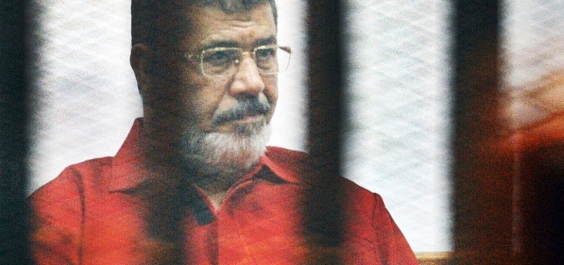«مرسى» داخل قفص المحاكمة