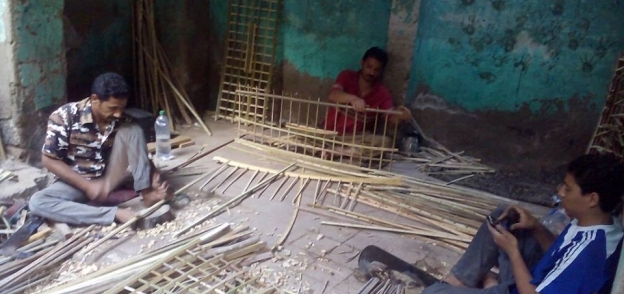 عشرات الأسر فى المنيا تعيش على صناعة الأقفاص التى تعتبر مصدر رزقهم
