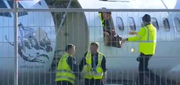 صورة من فيديو الركاب اثناء قفزهم من الطائرة
