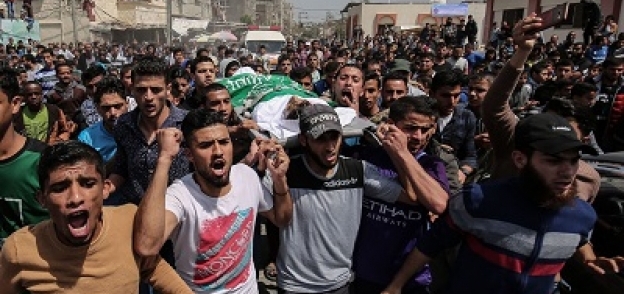 مئات الفلسطينيين يشيعون جثمان أحد الشهداء الذين سقطوا فى المواجهات الأخيرة مع جيش الاحتلال فى غزة