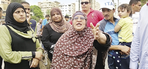 مواطنون فى بورسعيد يقطعون الطريق لاستبعادهم من الإسكان الاجتماعى