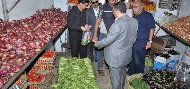 بالصور| إقامة معارض للسلع الغذائية بأسعار مخفضة للمواطنين ببورسعيد