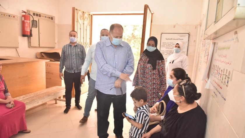 محافظ أسيوط يتفقد مركز الرعاية الصحية الأولية بقرية السراقنا بالقوصية
