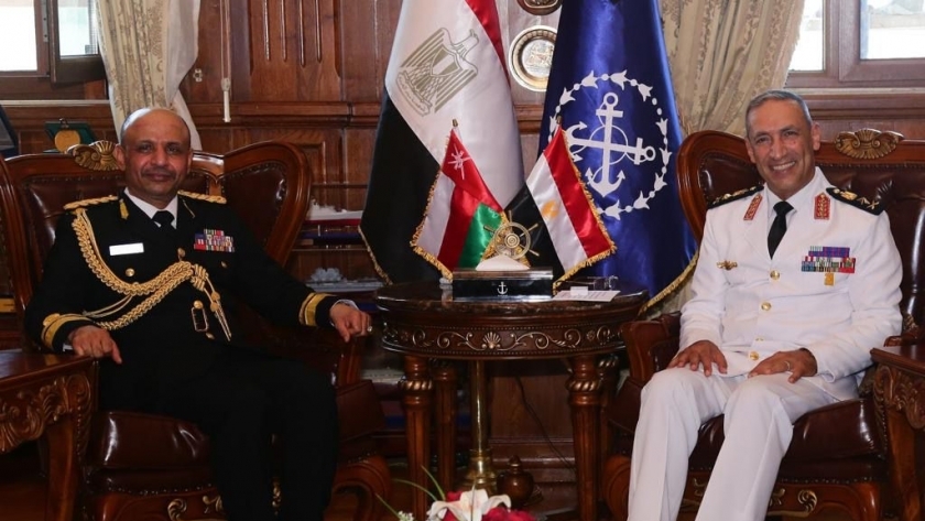 قائد القوات البحرية يلتقي نظيره العماني لبحث تعميق التعاون