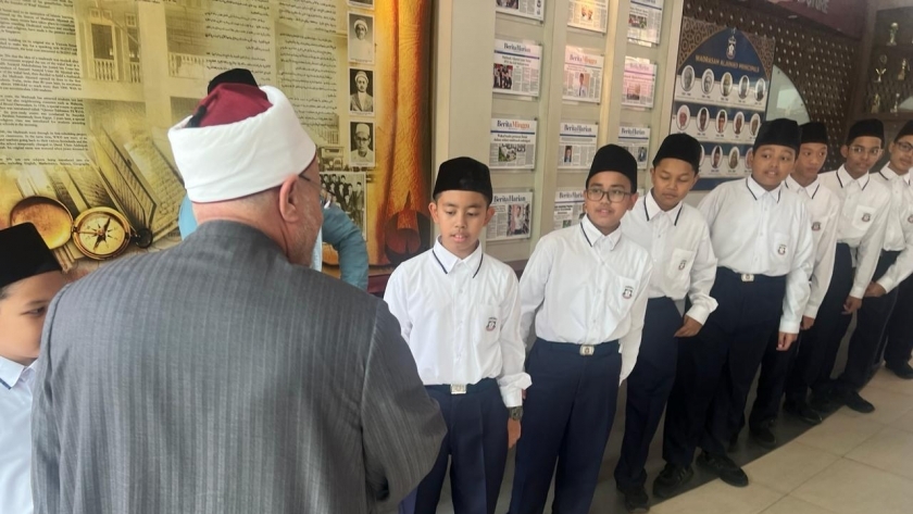 مفتي الجهورية خلال أثناء زيارته لمدرسة الإمام الجنيد في سنغافورة