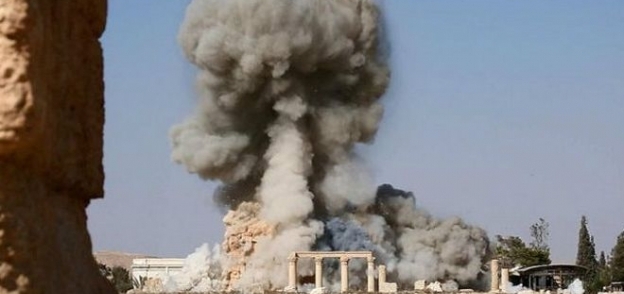 لحظة تفجير داعش معبد بعل شمين في مدينة تدمر القديمة في سوريا
