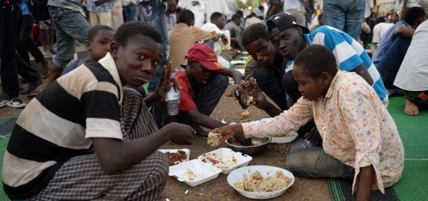سودانيون يتناولون طعام الإفطار فى أحد شوارع «الخرطوم»