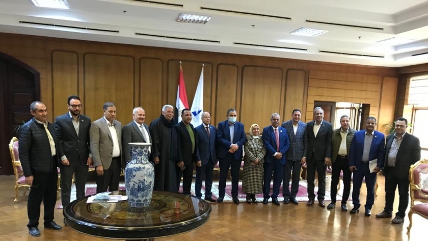 رئيس جامعة كفر الشيخ مع أعضاء مجلسي النواب والشيوخ