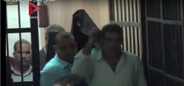 حمدي الفخراني أثناء خروجه من مقر المحكمة