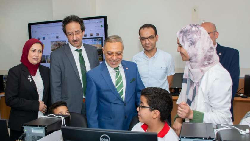 رئيس جامعة طنطا يتفقد معرض مشروعات الذكاء الاصطناعي ل" طلاب الحاسبات"