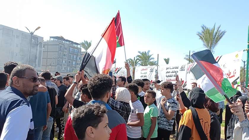 مواطنون يدعمون فلسطين في بورسعيد