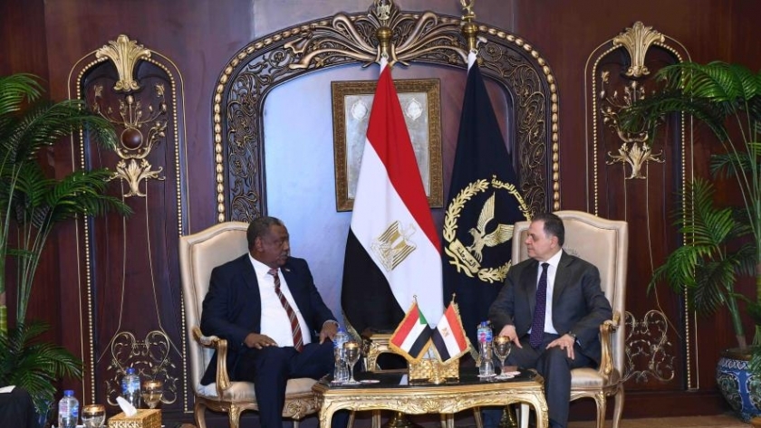 محمود توفيق يستقبل وزير داخلية السودان
