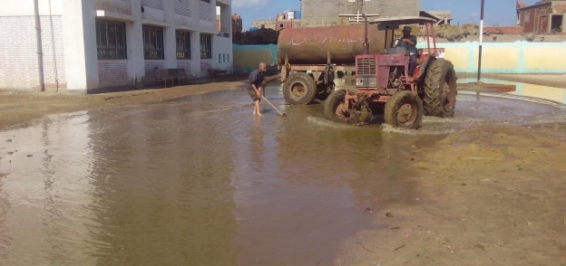 مدير مدرسة يستعين بجرار كسح لشفط الأمطار