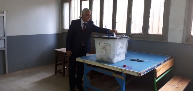رئيس جامعة المنوفية يدلى بصوته فى الاستفتاء على التعديلات الدستورية