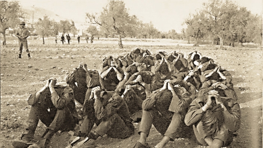 عدد من الجنود الإسرائيليين بعد أسرهم خلال الحرب