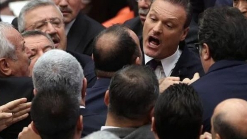 بالفيديو.. شجار جماعي بين أعضاء البرلمان التركي بسبب "إدلب" السورية