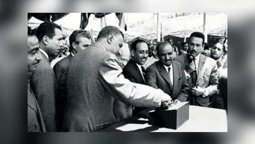 الزعيم جمال عبد الناصر خلال وضعه حجر أساس السد العالي