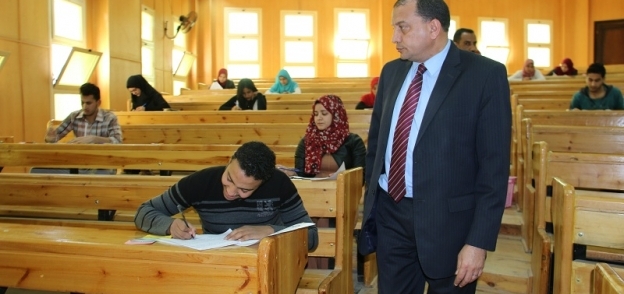 رئيس جامعة بني سويف يتفقد سير الامتحانات