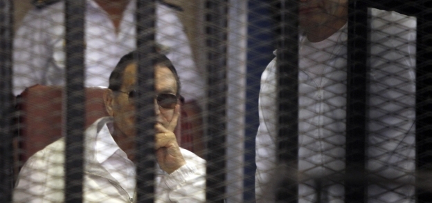 «مبارك» خلال محاكمته فى قضية «قتل المتظاهرين» «صورة أرشيفية»
