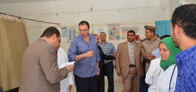 محمد سليم محافظ بني سويف خلال زيارة مستشفي سمسطا