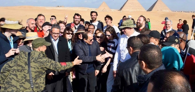 «السيسى» وسط مجموعة من السائحين أثناء زيارته منطقة الأهرامات