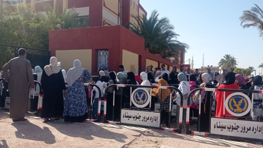 دخول طلاب الثانوية العامة لجان الامتحان بجنوب سيناء