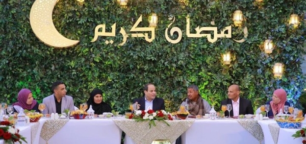 الرئيس خلال الإفطار مع المواطنين