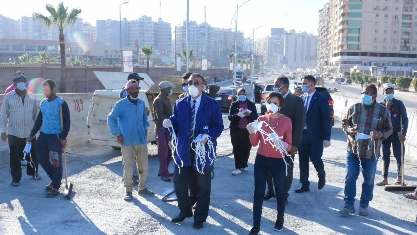 محافظ الإسكندرية يوزع الكمامات على جميع العاملين