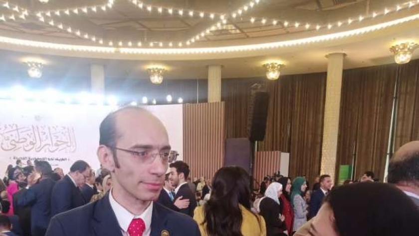 محمد عبد العزيز مع مراسلة الوطن خلال الجلسة الافتتاحية