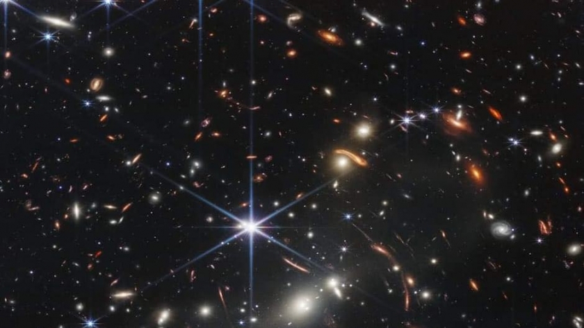 الصورة الأشهر لجيمس ويب لمجرات على حافة الكون المنظور