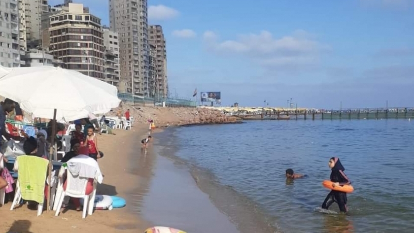 المصطافين ودعوا شواطئ الإسكندرية قبل المدارس