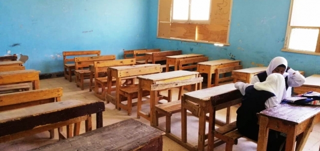 بالصور| مدير "تعليم أسوان" يتابع الدراسة بـ"نجع المنشية"
