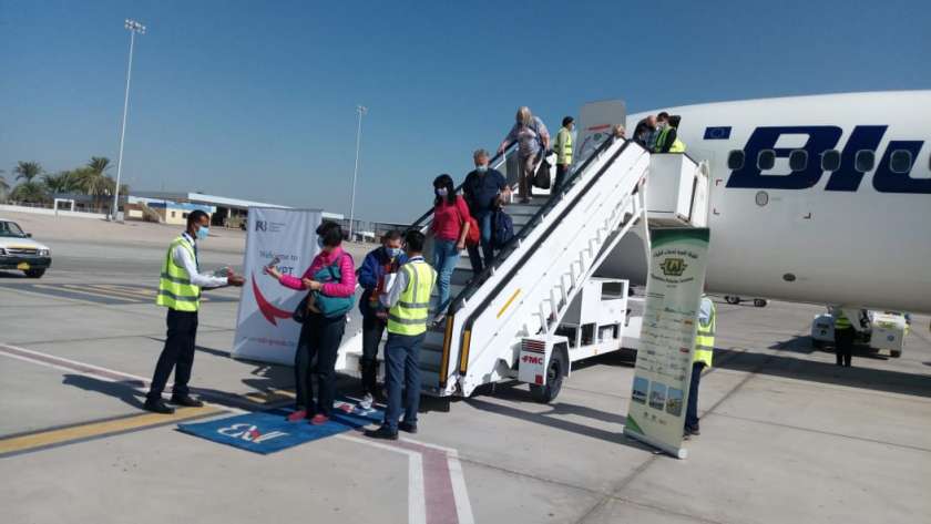 صورة سياح أجانب اثناء وصولهم لمطار شرم الشيخ