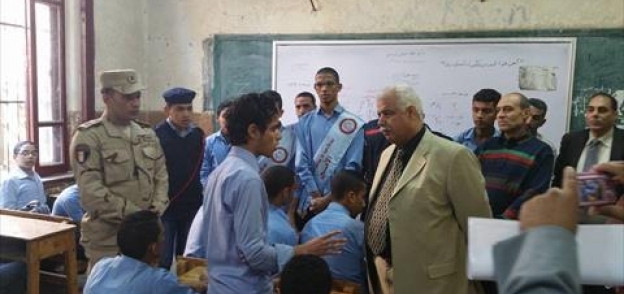 بالصور| "تعليم الفيوم" تعين مديرا مؤقتا لمدرسة "جمال عبدالناصر" بعد تظاهر الطلاب أمس