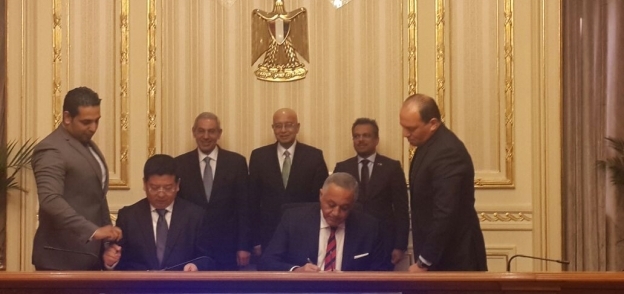 توقيع اتفاقية تعاون بين وزارة الصناعة والشركة السنغافورية لإنشاء مدينة صناعية بالفيوم