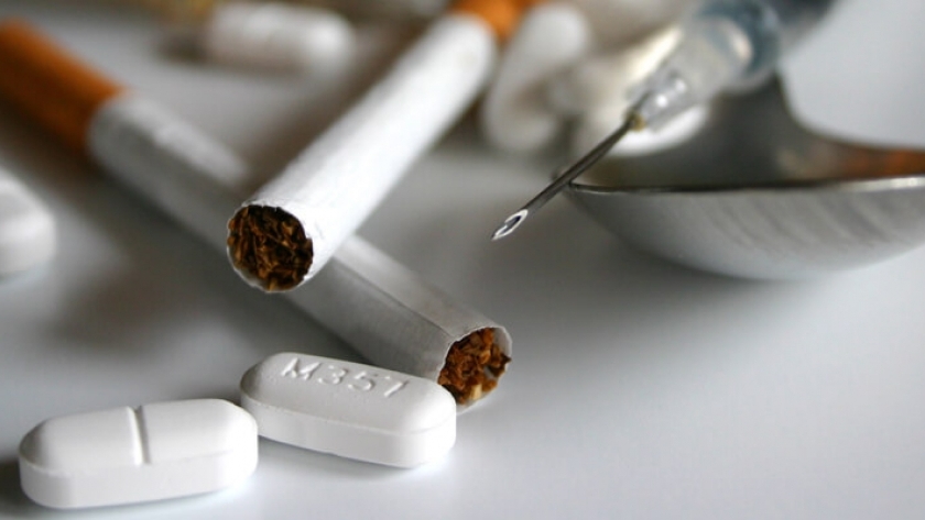 الإدمان يبدأ بالسجائر والمخدرات وصولاً إلى العقاقير وأنواع المخدرات المستحدثة
