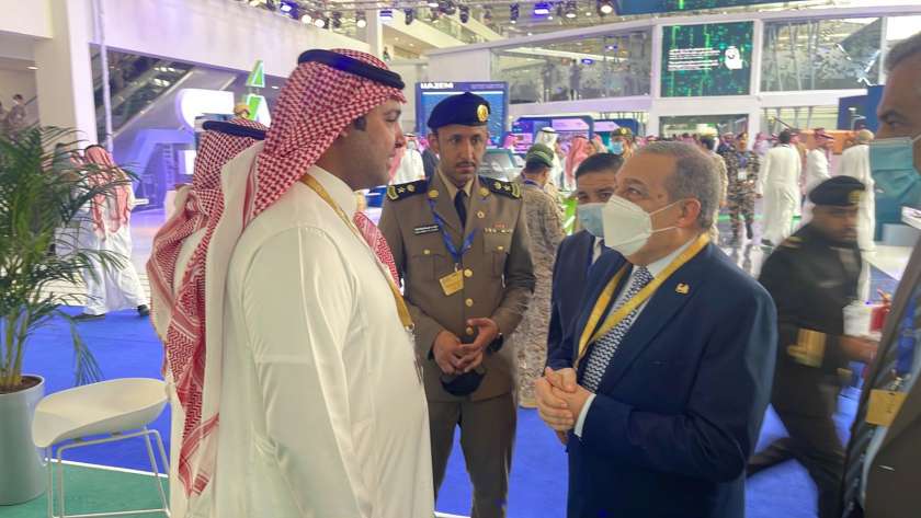 وزير الإنتاج الحربي يشيد بالجناح الإماراتي في معرض «الدفاع العالمي»