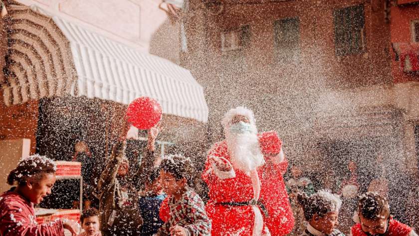 بابا نويل ب"الكمامة" ينشر البهجة لأهالي الإسكندرية بإجراءات احترازية