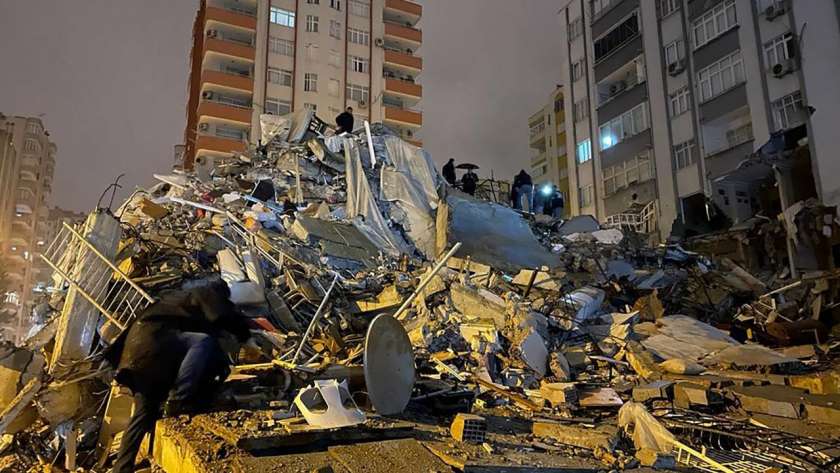 زلزال كهرمان خلف أضراراً واسعة في 10 ولايات تركية على الأقل