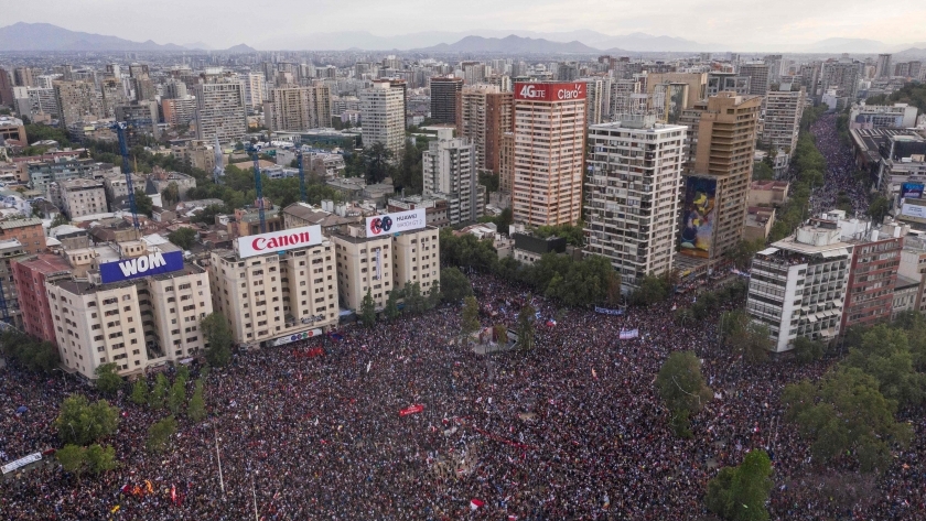 أكثر من مليون متظاهر يعززون الضغط على الحكومة في تشيلي