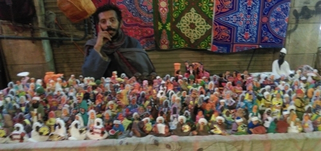 «محمد» صانع تماثيل فى سوق الأقصر السياحى
