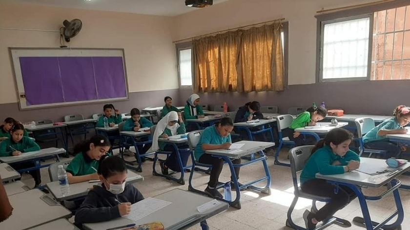 طلاب رابعة ابتدائي يؤدون امتحانات نهاية العام