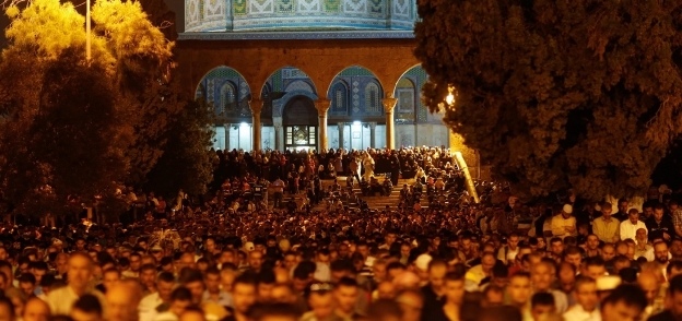 الألاف يؤدون صلاة التراويح بالمسجد الأقصى