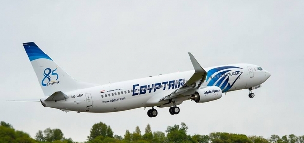 «مصر للطيران» تكتب على أجنحة طائرتها الجديدة شعار الاحتفالية