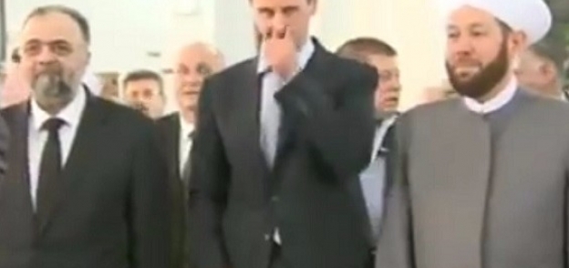 بشار الأسد خلال الصلاة