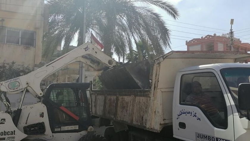 حملات لنظافة وتعقيم ورصف شوارع قلين في كفر الشيخ
