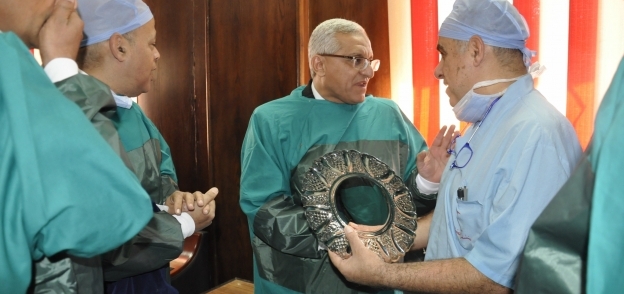 رئيس جامعة المنيا بوحدة جراحات القرنية