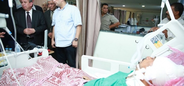 الموظف المتوفى داخل مستشفى دسوق العام اثناء زيارة المحافظ له